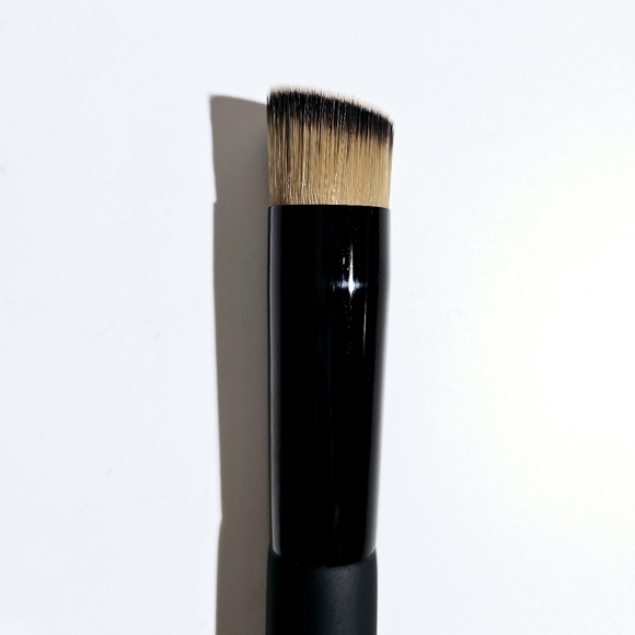 Sara Adams Cosmetiques Pro Round Angled Foundation Brush #08 - Picture 4 of 8